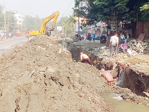 अप्पर येथील संविधान चौकात ड्रेनेजलाइनचे सुरू असलेले काम.