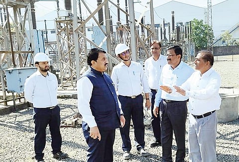 भोसरीमधील सुरळीत वीजपुरवठ्यासाठी मुख्य अभियंता राजेंद्र पवार (महावितरण) आणि राजेंद्र गायकवाड (महापारेषण) यांनी वीजयंत्रणेची संयुक्तपणे पाहणी केली.