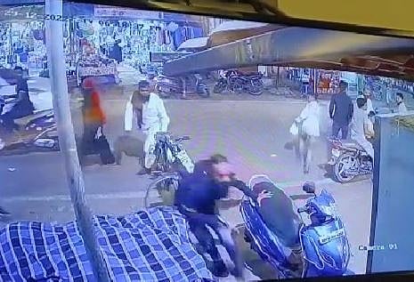 पुणे : शिवसेना उद्धव बाळासाहेब ठाकरे गटाच्या नेत्याच्या कार्यालयावर हल्ला