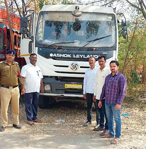 महसूल विभागाने ताब्यात घेतलेला हायवा.