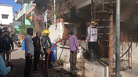 सातपूर : येथील शिवाजी चौक परिसरात आगीत भस्मसात झालेले घर. (छाया : सागर आनप)