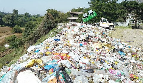 कचर्याच्या दुर्गंधीने ओतूरकर त्रस्त
