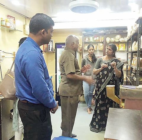 ृषी प्रक्रिया उद्योगाची पाहणी करताना कृषी संचालक सुभाष नागरे.