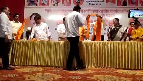 कांदिवलीत मनसे, काँग्रेसला खिंडार, पदाधिकाऱ्यांचा कार्यकर्त्यांसह ठाकरे गटात प्रवेश