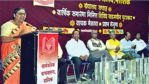 नाशिक : सावानाच्या ग्रंथसप्ताह, वाचक मेळावा व प्रश्नमंजूषा कार्यक्रमात विचार व्यक्त करताना सभासद. व्यासपीठावर उपस्थित सावाना पदाधिकारी.