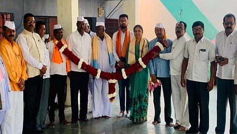 नाशिक : मांजरगाव ग्रामपंचायतीच्या नवनियुक्त सरपंच वंदना सोनवणे व सदस्यांचा सत्कार करताना ग्रामविकास पॅनलचे बाळासाहेब सोनवणे, गणपत सानप, शिवनाथ सोनवणे, वसंत सोनवणे, सुनील सोनवणे