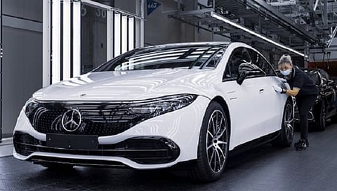 Mercedes Benz Electric Car : मर्सिडीजची ‘ही’ इलेक्ट्रिक कार चालू असतानाच होते चार्ज!