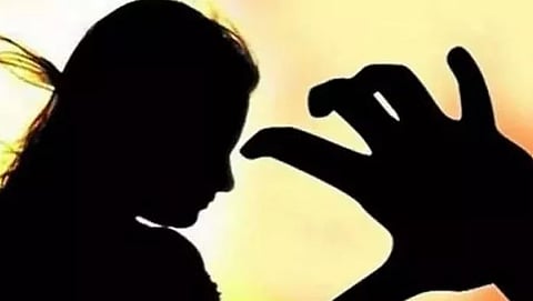 क्रूर बाप ! जेवणात चिकन नसल्याने पोटच्या मुलीच्या डोक्यात घातली वीट