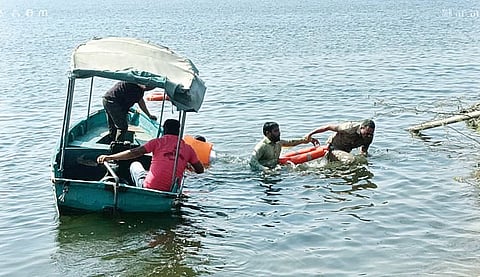 राहुरी : स्वाभिमानी शेतकरी संघटनेच्या आंदोलनाला सेनेची धार, आंदोलकांच्या मुळा धरणात उड्या