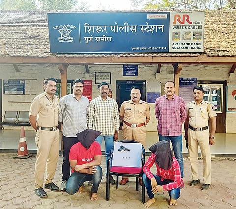 शिरूर : कार्यालयात पिस्तूल बाळगणारा जेरबंद; पिस्तूल पुरवणार्यालादेखील घेतले ताब्यात