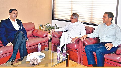 कोल्हापूर : डॉ. प्रतापसिंह जाधव यांच्याशी विशेष पोलिस महानिरीक्षक फुलारी यांची चर्चा