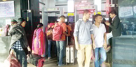 पुणे रेल्वे स्थानकाच्या मुख्य प्रवेशद्वारावर तपासणी करण्यासाठी सोमवारी आरपीएफ, रेल्वे पोलिस आणि रेल्वे प्रशासनाचा कोणताही कर्मचारी नव्हता.