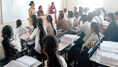 मालेगाव : ‘हेल्मेट परिधान करण्याचे फायदे’ या विषयावर जनजागृती करताना सहायक मोटार वाहन निरीक्षक गायत्री चव्हाण, सुवर्णा देवरे.