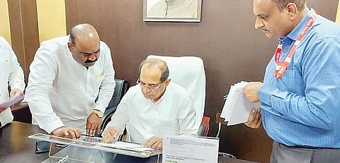 रामोशी वतनी जमिनी लुबाडणार्यांवर कारवाई करू : महसूलमंत्री राधाकृष्ण विखे पाटील यांची घोषणा