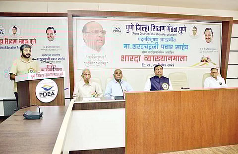 शरद पवार यांच्या वाढदिवसानिमित्त आयोजित व्याख्यानात बोलताना निसर्ग अभ्यासक रघुनंदन कुलकर्णी.