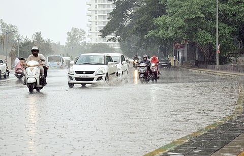 पिपरी-चिंचवड परिसरात सोमवारीदेखील पावसाच्या तुरळक सरी कोसळल्या. पावसामुळे शहरातील सखल भागात पाणी साचले होते. (छाया : यशवंत नामदे.)