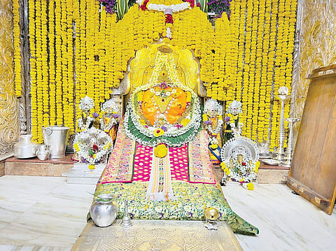 रांजणगाव गणपती : महागणपतीला फुलांची सजावट