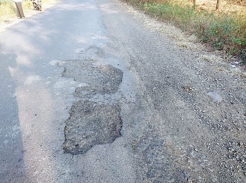 राजगुरुनगर ते वाफगाव रस्त्यावर दिसणारे खड्डे. (छाया : ईसाक मुलाणी)