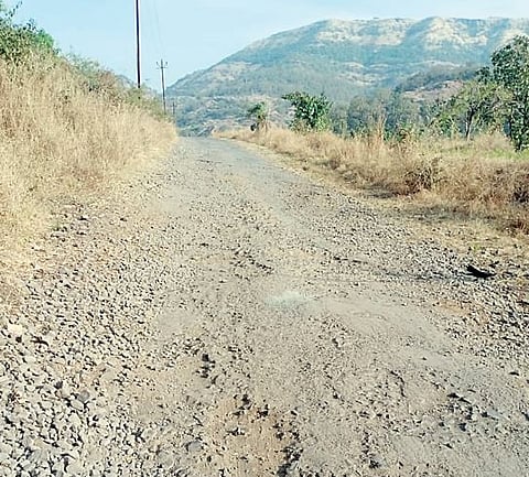 कुसगाव खिंड रस्त्याचे काम रखडल्याने नागरिक हैराण
