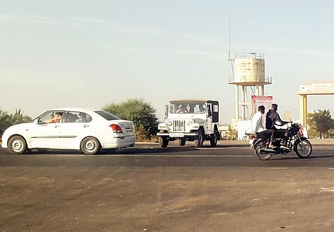 डाळज चौफुला झाला धोकादायक; ठोस उपाययोजना करण्याची स्थानिकांची मागणी