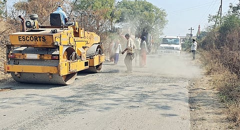 मुकाईवाडी रस्त्याचे खड्डे बुजविणे सुरू; अनेक दिवसांनंतर ग्रामस्थांना मिळणार दिलासा