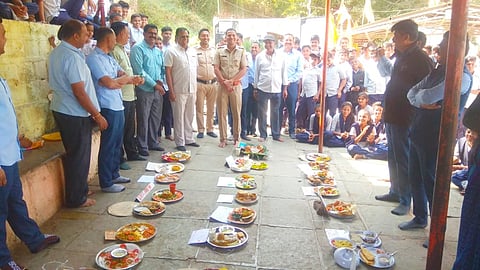 पिंपळनेर : चिकसे येथे राबविण्यात आलेल्या स्काउट गाईड कॅम्पमध्ये विद्यार्थ्यांनी बनवलेले सुग्रास जेवणाचे कौतुक करताना सहाय्यक पोलीस निरीक्षक सचिन साळुंके. (छाया: अंबादास बेनुस्कर)