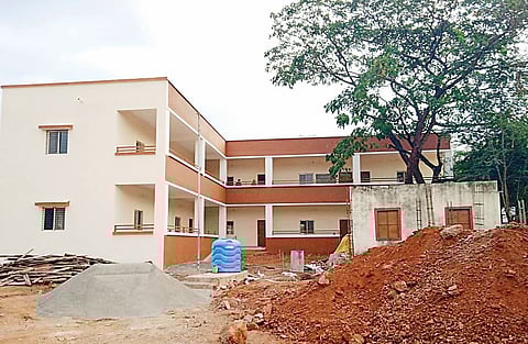 पानशेत येथील राज्यातील पहिल्या मध्यवर्ती शाळेची सुसज्ज इमारत.