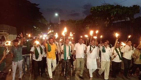 बेळगाव : दडपशाहीच्या निषेधार्थ शेतकऱ्यांचा पोलिस आयुक्त कार्यालयावर मशाल मोर्चा