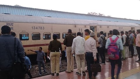 जळगाव रेल्वे स्थानकावर ‘देवळाली शटल’च्या डब्यास आग; प्रवाशांची धावपळ