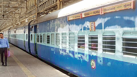 शताब्दी एक्स्प्रेसवर अज्ञाताची दगडफेक; भिगवण ते दौंड स्थानकादरम्यानचा प्रकार