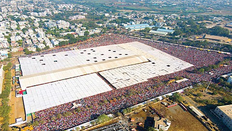 मालेगाव : श्री शिव महापुराण कथा सोहळ्याच्या समारोपाला उसळलेला भाविक भक्तांचा जनसागर. (छाया : शेखर गायकवाड)