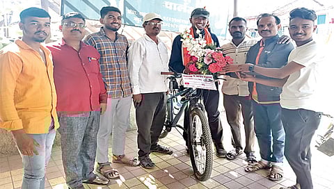 ठाणगाव : रायगड ते एव्हरेस्टपर्यंतचा सायकल प्रवास करणार्या सुबोध गांगुर्डे यांचा सत्कार करताना जनसेवा सेवाभावी संस्थेचे अध्यक्ष रामदास भोर, रवींद्र भोर यांच्यासह ग्रामस्थ.