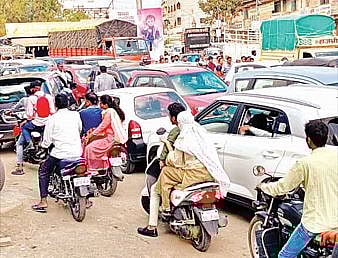 भोसरीमध्ये वाहतूक नियमांचे होतेय सर्रास उल्लंघन