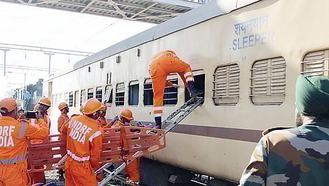 खडकी रेल्वे स्थानकावर मॉकड्रिल करताना एनडीआरएफचे जवान आणि उपस्थित अधिकारीवर्ग.