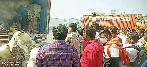 चाकण : धावत्या ट्रकमधील मालास आग; तत्परतेने टळली दुर्घटना