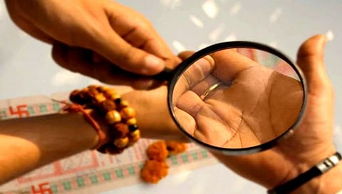 राजकारणी अन् राजगुरूंची युती अभेद्य! हात दाखवणारे मुख्यमंत्री शिंदे एकमेव नेते नव्हेत…