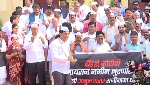 अब्दुल सत्तारांच्या राजीनाम्यासाठी विरोधकांची विधानभवन पायऱ्यांवर घोषणाबाजी