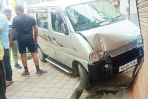 नवी सांगवी : व्हॅनचा दुकानाला धडकून पिंपळे गुरवमध्ये अपघात