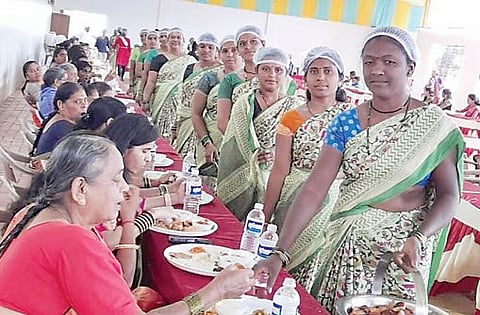 मंचर : वर्हाडी मंडळींना जेवण वाढण्यातून रोजगाराची निर्मिती