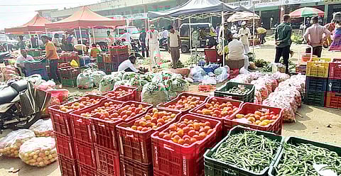 चाकणमध्ये पालेभाज्या मातीमोल; कोथिंबीर 1 रुपयाला, मेथी 4 रुपये गड्डी