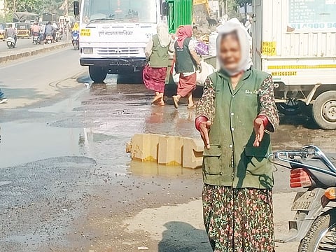 सांडपाण्यात उभे राहून स्वच्छतेचे काम; बिबवेवाडीत कामगारांचे आरोग्य धोक्यात