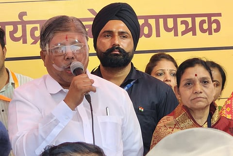 ..म्हणून मी फेसशिल्ड घालून आलोय! चंद्रकांत पाटील यांनी दिले स्पष्टीकरण