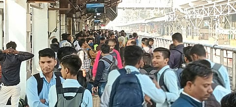 तळेगाव: रेल्वे लोकल उशिरा धावत असल्यामुळे चाकरमान्यांची गैरसोय