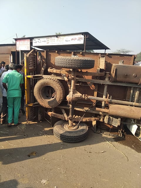 पुणे : उसतोडणी मजुरांना घेऊन जाणारा टेम्पो उलटल्याने बालक ठार