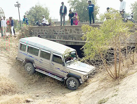 श्रीगोंदा : रस्त्यावरील धुळीने घेतला एकाचा जीव ; क्रूझर वितरिकेत पडल्याने अपघात