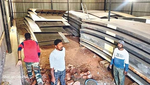 अलमट्टी ः वाढीव उंचीसाठी कर्नाटकने 2000 साली मागवलेले दरवाजे धरणस्थळी तसेच आहेत.