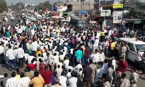 नगर : पोलिस निरीक्षक दराडेंची बदली रद्द करण्यासाठी राहुरीकर उतरले चक्क रस्त्यावर