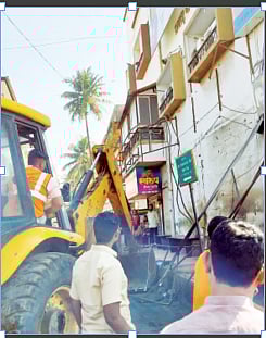 पुणे : सिंहगड रस्त्यावरील अतिक्रमणांवर हातोडा