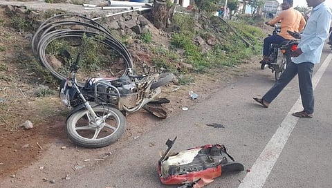 टँकरच्या धडकेत दुचाकींचा चक्काचूर झाला.