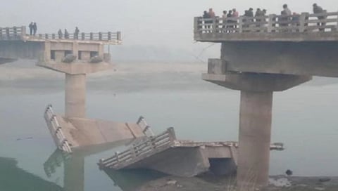 Bridge Collapses In Bihar : बिहारमध्ये १४ कोटी खर्चून बांधलेला पूल उद्धघाटनापुर्वीच कोसळला